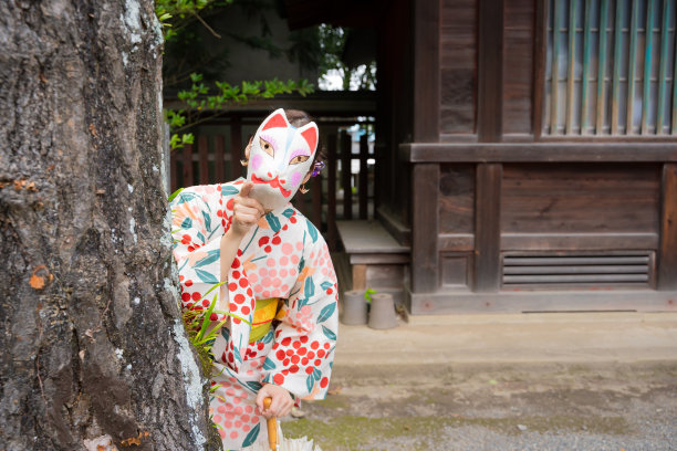 一位穿着浴衣的美女正在参观秩父神社图片下载