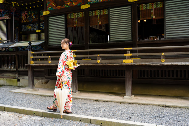 一位穿着浴衣的美女正在参观秩父神社图片下载