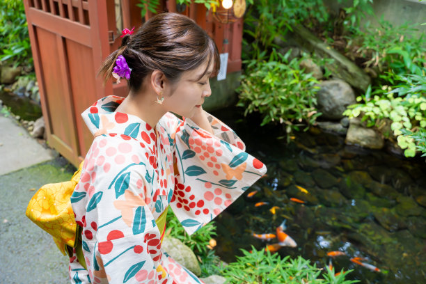 一位穿着浴衣的美女正在参观秩父神社图片下载