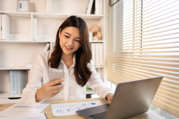 妇女使用手机图片下载