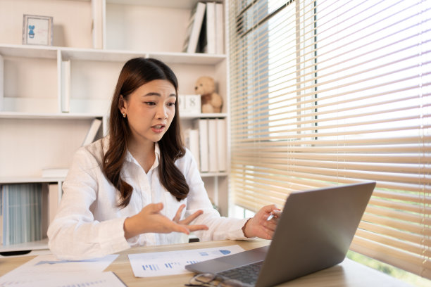 女人用笔记本电脑视频通话图片下载
