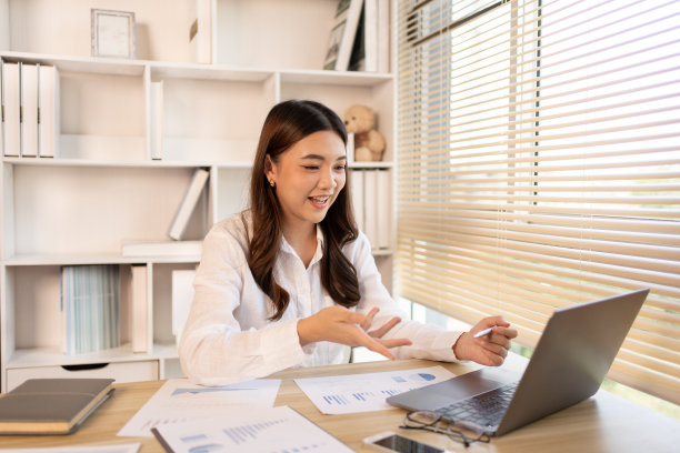 女人用笔记本电脑视频通话图片下载