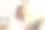 女人用笔记本电脑视频通话图片下载