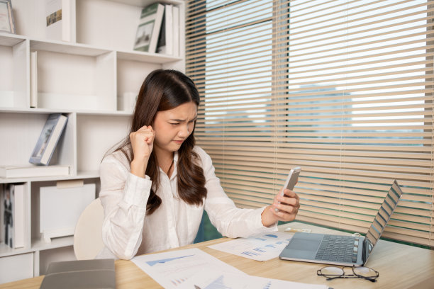 有压力或担心做错工作的女性图片下载