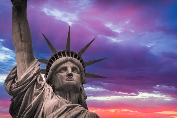 抬头看着自由女神像图片下载