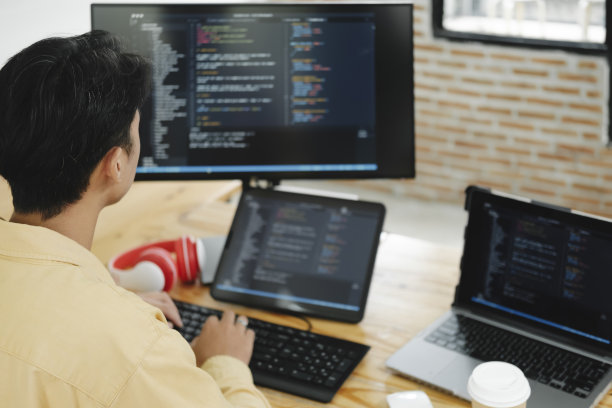 IT程序员开始在台式电脑上工作。图片下载