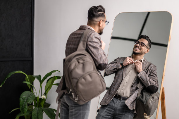 一个英俊的年轻优雅的男人在镜子前图片下载