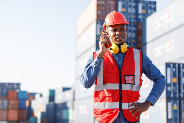 非洲工厂工人或工程师使用对讲机和谈论在集装箱仓库存储工作图片下载