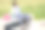 留着爆炸头的黑人坐在公园的长椅上喝咖啡休息。图片下载