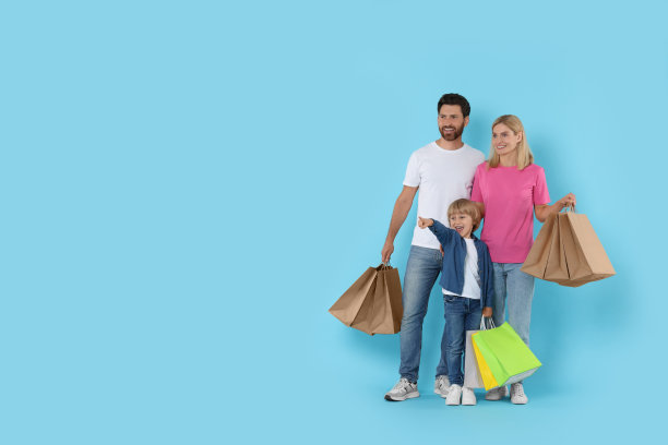 幸福的家庭，浅蓝色背景的购物袋。文本空间图片下载
