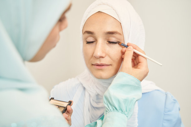 化妆师用刷子为女性眼睑化妆图片下载