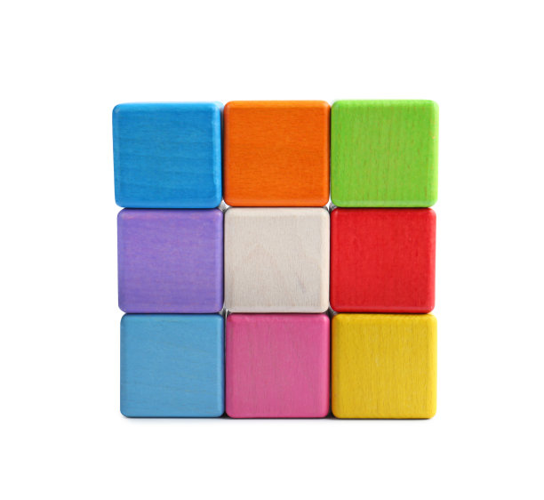 许多彩色的立方体孤立在白色上。儿童玩具图片下载