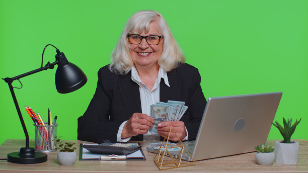 高级商务办公室女会计师或银行家赚钱现金计算，收入，收益图片下载