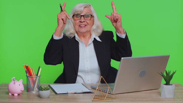 商业女性举手想出了创意方案，用好主意灵感感到兴奋图片下载