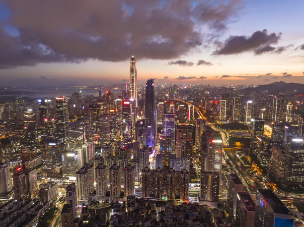 夜景鸟瞰中国深圳CBD的天际线图片下载