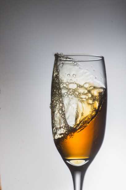 白背景上的白葡萄酒图片下载