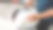 一名男子在公共商店拿着装有洗衣机脏衣服的篮子洗衣服。洗衣概念图片下载