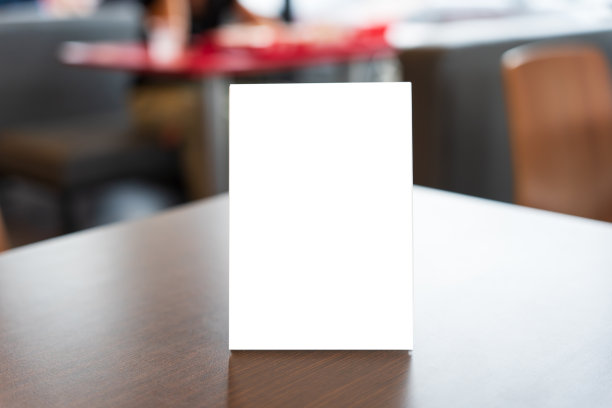 MenuÂ模拟空白文字营销推广。模拟菜单框架站在木桌上的餐厅空间的文字。图片下载