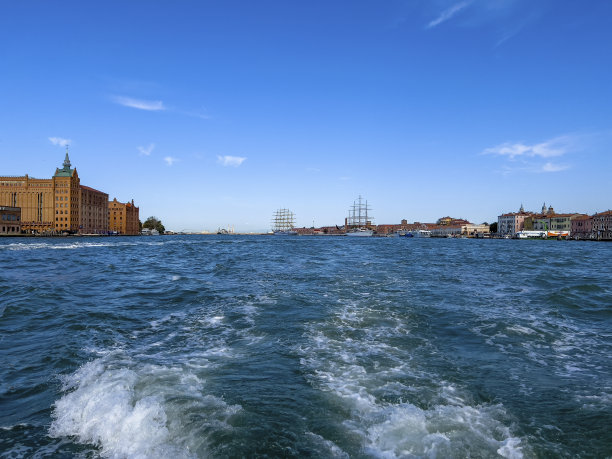 许多船只已经停靠在威尼斯的港口图片下载