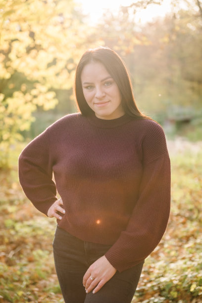 秋天的女孩。阳光下，女性在森林里的黄叶中行走。肖像里的女人，公园里的母亲。一家人在夕阳下度假。秋天的假期在大自然。特写镜头。春天心情照片图片下载