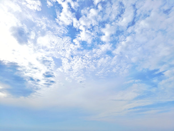 宁静的云与蓝色模糊的天空。这张照片可以用作背景，壁纸或引用插图图片下载