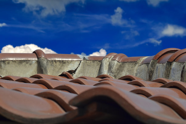 蓝蓝的天空映衬着瓦片屋顶图片下载