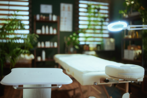 现代水疗沙龙的按摩床和轮子桌图片下载