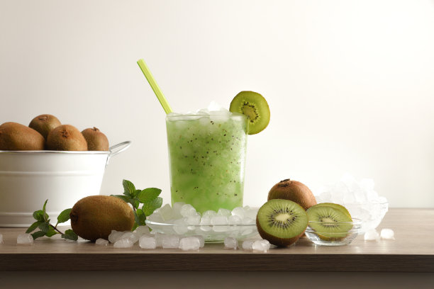猕猴桃饮料与冰在桌子上和白色孤立的背景图片下载