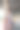 年轻的亚非女旅行者背着背包在火车站，旅行者女孩走着站着坐着等在火车站站台拍照。高质量照片图片下载