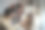 一个女人和一个男人在秋千上荡着他们五、六个月大的女婴。幸福家庭，为人父母，爱的观念图片下载