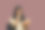 十几岁的女学生戴着眼镜，手里拿着紫色背景的课本。寓教于乐，学以致用的理念图片下载