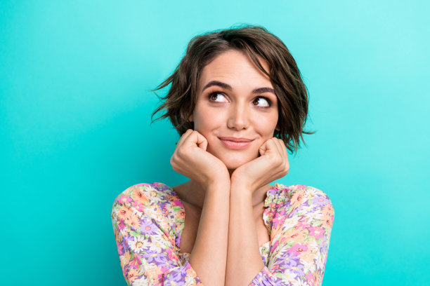 肖像积极和平的人的手触摸脸颊看起来空白空间孤立的绿松石色背景图片下载