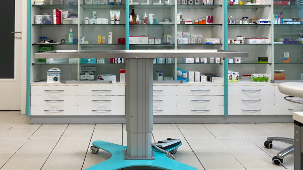 兽医办公室的医疗桌和其他医疗设备。图片下载