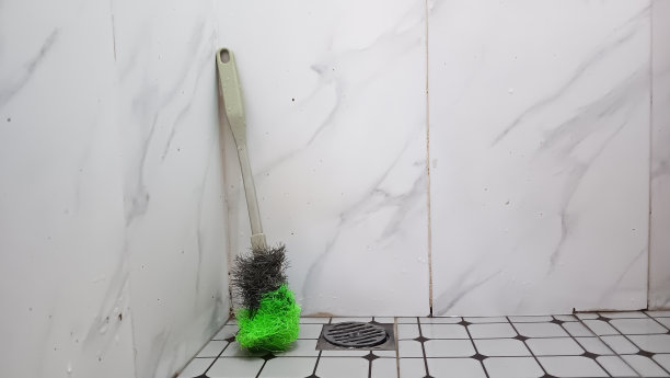 浴室角落的地板刷和排水孔图片下载