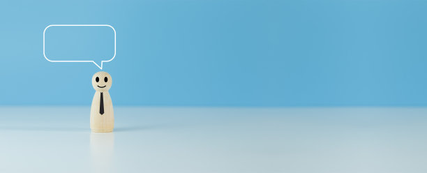 木娃娃人人类妇女站与灯泡图标的想法，智能认为权力的蓝色背景，创意和想法的概念。副本的空间。图片下载