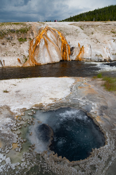 黄石国家公园老忠实的地热池图片下载
