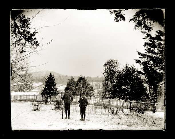 《雪中两个男孩的肖像》，大约1890年图片下载