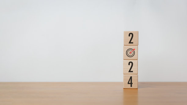 木材立方体块与2024文本图片下载