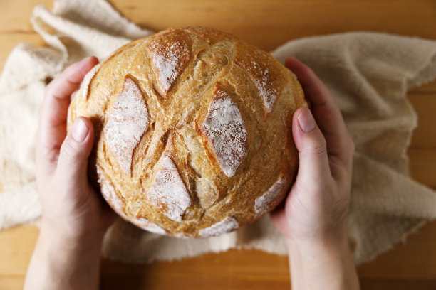 木桌上的乡村面包特写。图片下载