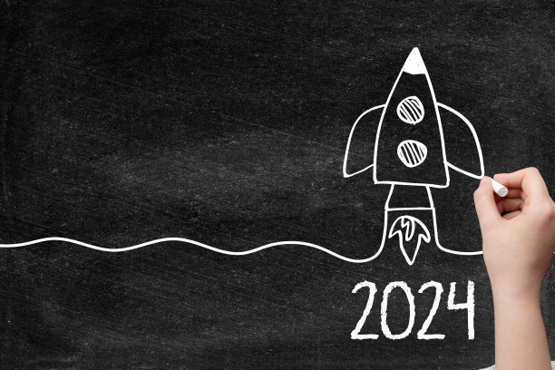 2024创意概念与火箭在黑板上图片下载