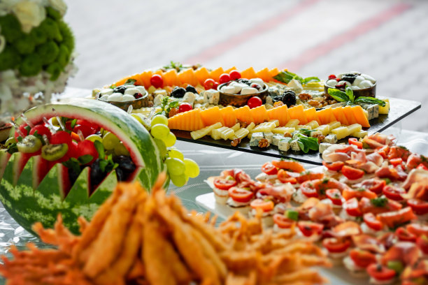 自助餐，宴席上有许多开胃菜图片下载