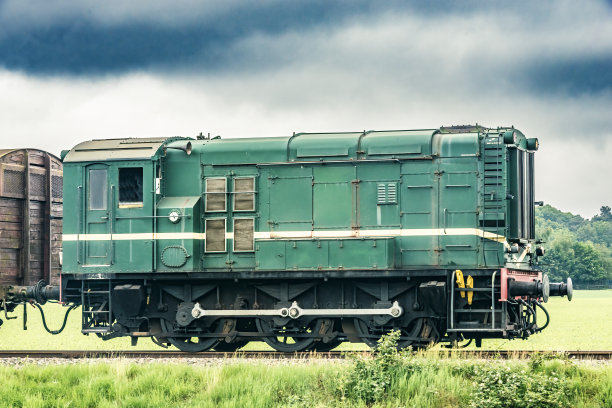 老旧的柴油货运火车在乡下拉着各种火车车厢。图片下载