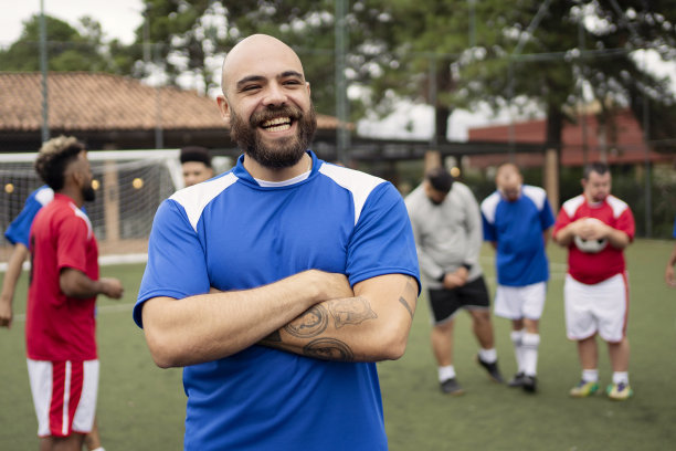 足球运动员在球场上的肖像图片下载