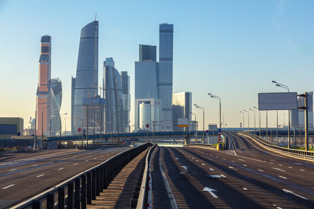 空无一人的高速公路和莫斯科城市的现代商业区图片下载