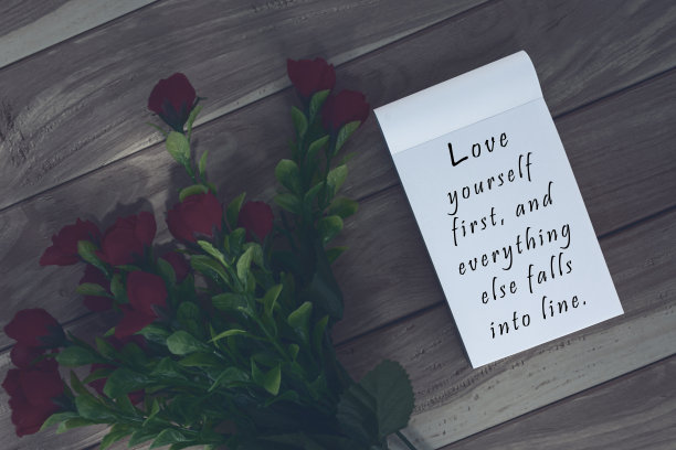 写在木制背景的记事本上的励志和励志名言。图片下载