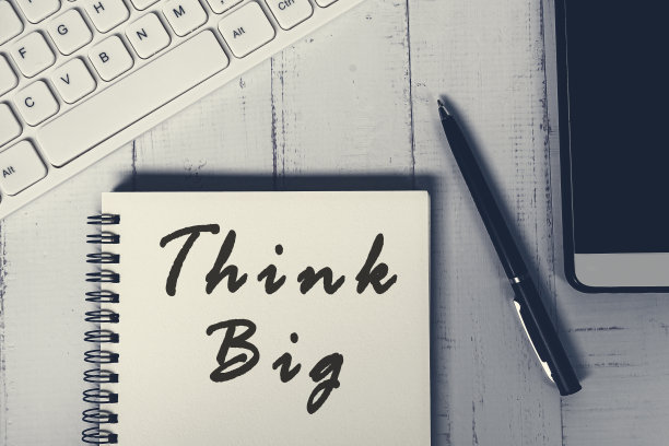 用白色的键盘、笔、记事本和智能手机在笔记本上书写大字。图片下载