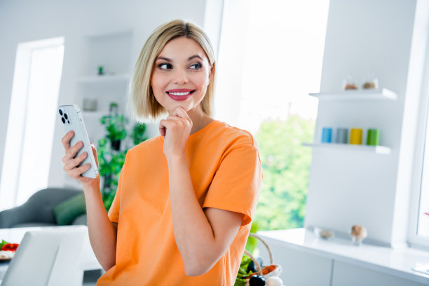 积极的女士在现代现代设计厨房的照片，考虑张贴在美食烹饪博客图片下载