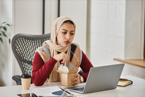 年轻的穆斯林女商人在办公室吃外卖图片下载