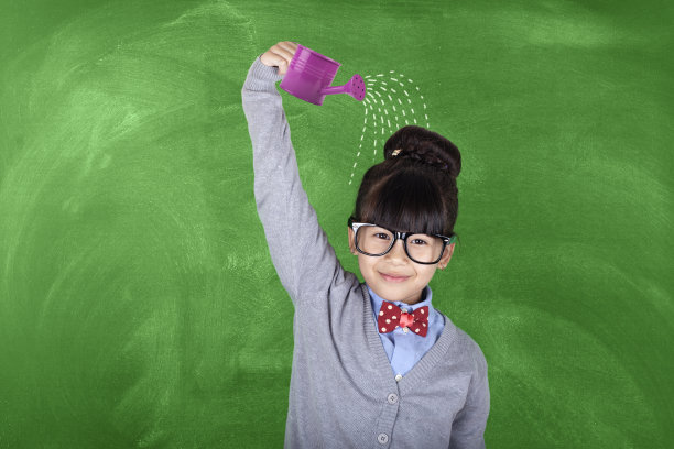 在黑板前长大图片下载