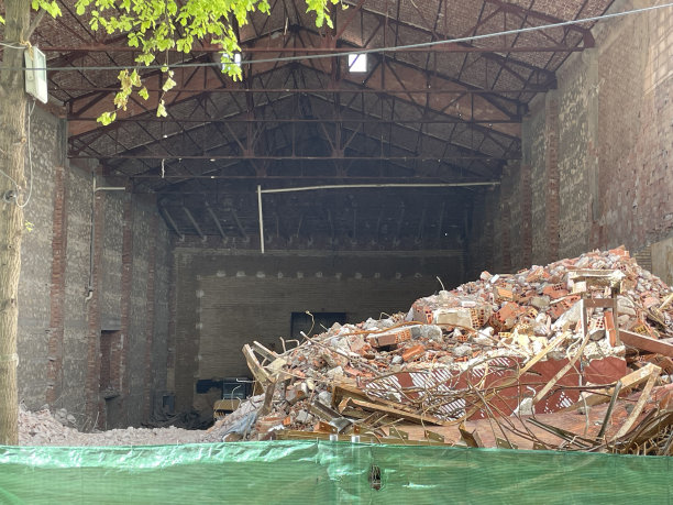 旧建筑正在被拆除。城市规划概念。历史遗产。水平高质量照片图片下载